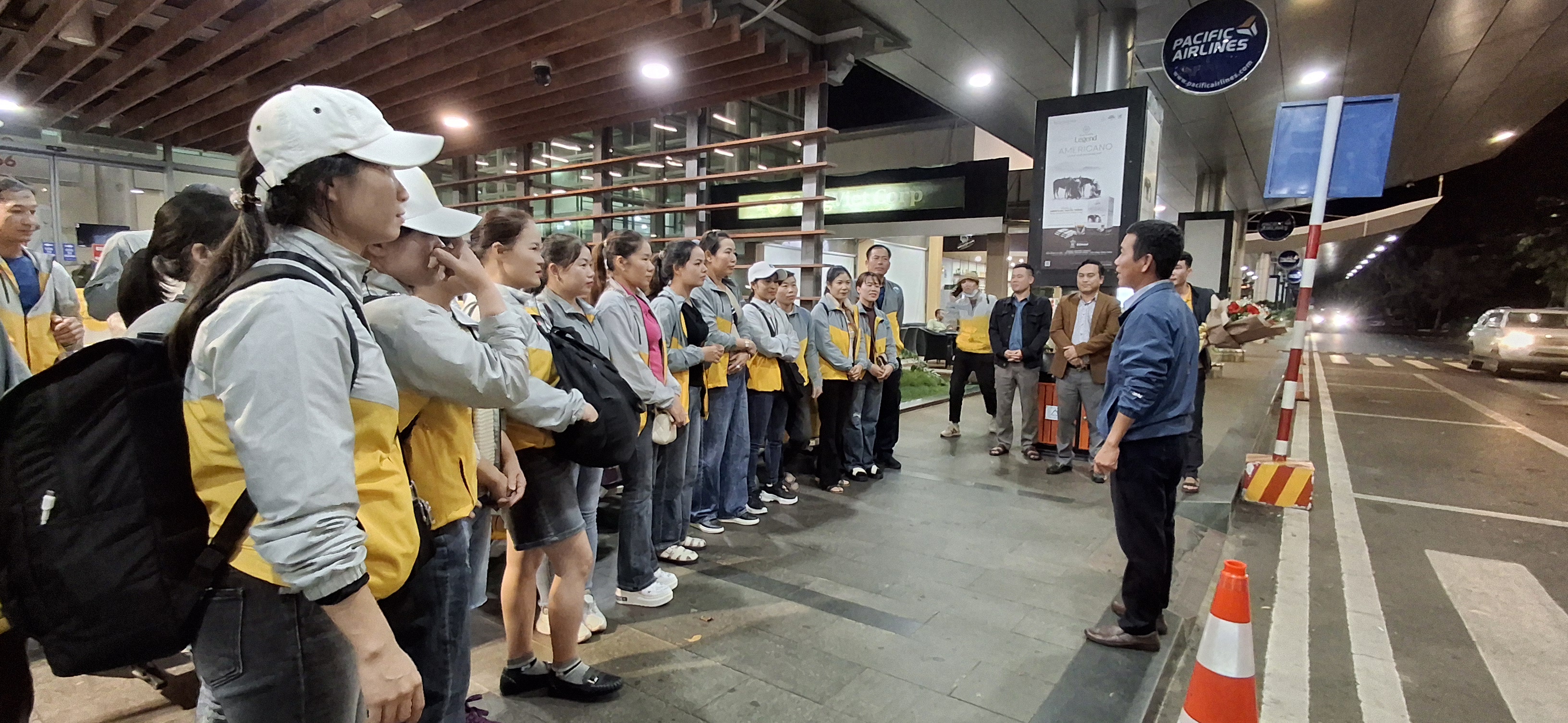 Lãnh đạo UBND huyện động viên công dân tham gia xuất khẩu lao động (1)